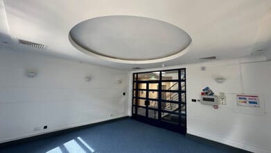 Clarendon Rd, Redhill to rent Interior Photo- Image 2 of 6