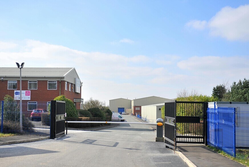 Cowm Top Ln, Rochdale to rent - Building Photo - Image 1 of 13