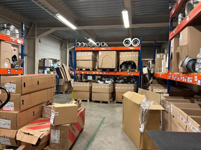 Industrial in Nanterre to rent - Interior Photo - Image 2 of 9