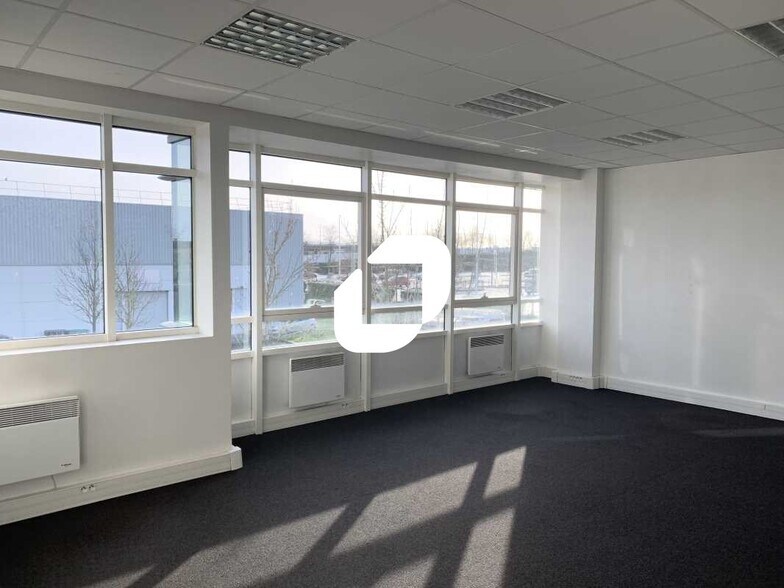 Light Industrial in Bois-d'Arcy to rent - Interior Photo - Image 1 of 12