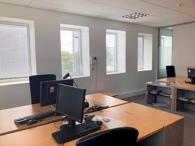 Office in Montigny-le-Bretonneux to rent - Interior Photo - Image 2 of 13