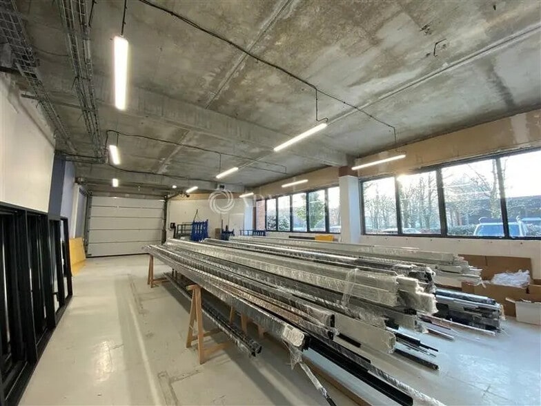 Light Industrial in Montigny-le-Bretonneux to rent - Interior Photo - Image 3 of 7