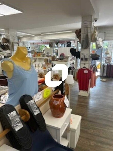 Retail in Saint-Cloud to rent - Interior Photo - Image 2 of 2