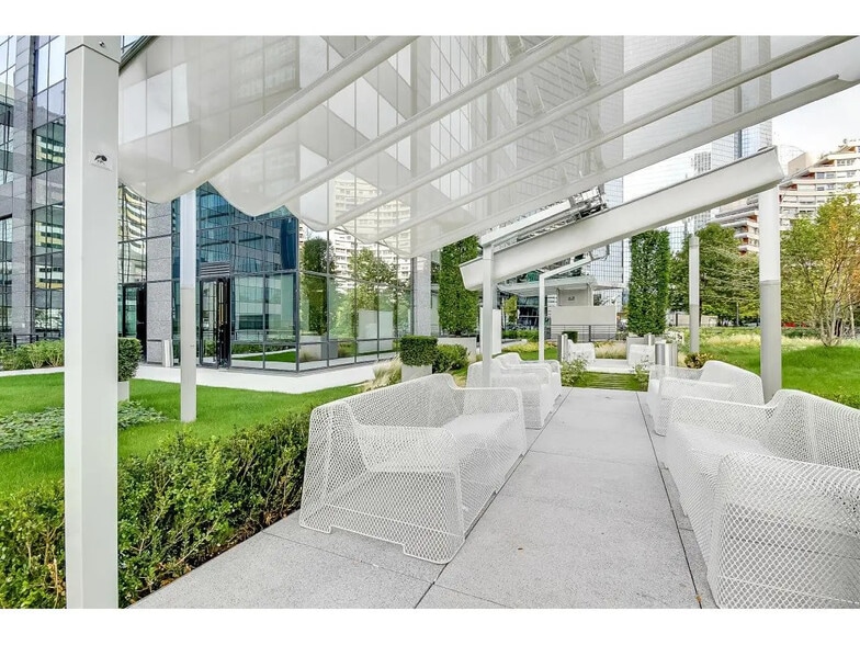 20 Avenue André Prothin, Courbevoie to rent - Building Photo - Image 3 of 26