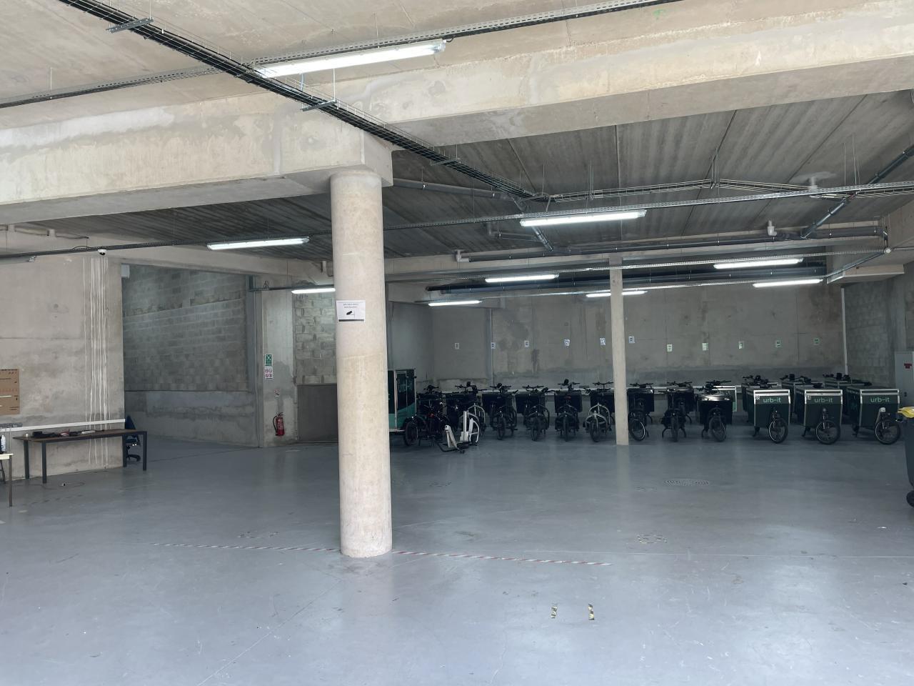 Light Industrial in Paris to rent Interior Photo- Image 1 of 5