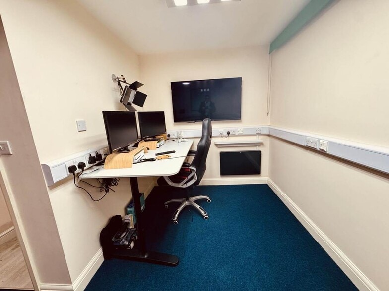 549-559 Liverpool Rd, Manchester to rent - Building Photo - Image 2 of 11