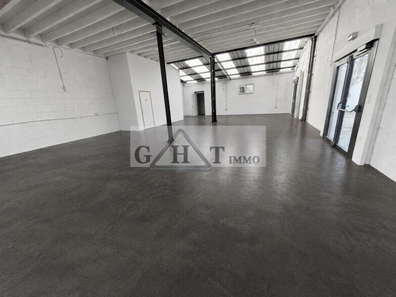 Industrial in Fontenay-Trésigny to rent - Interior Photo - Image 2 of 4