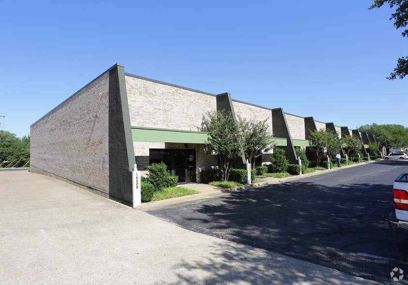 14209-14223 Proton Rd, Farmers Branch, TX for rent - Building Photo - Image 1 of 3