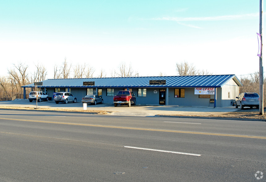 1642-1-1642-3 Main St, Atchison, KS for rent - Primary Photo - Image 1 of 1