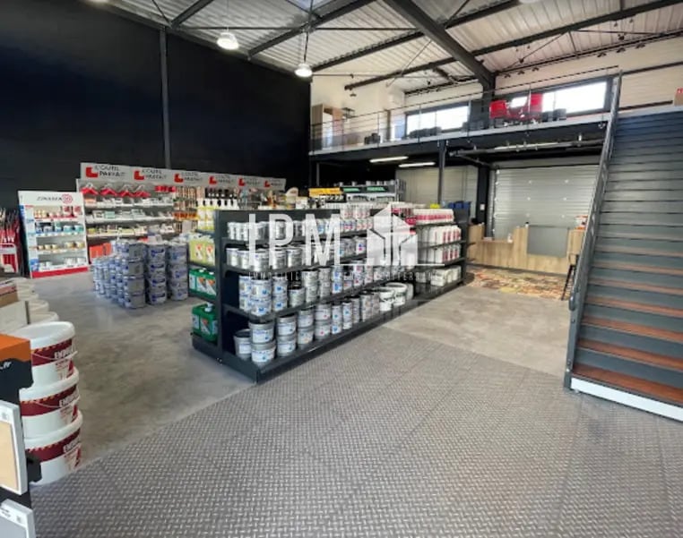 Location Commerce 215 m² - Photo 1