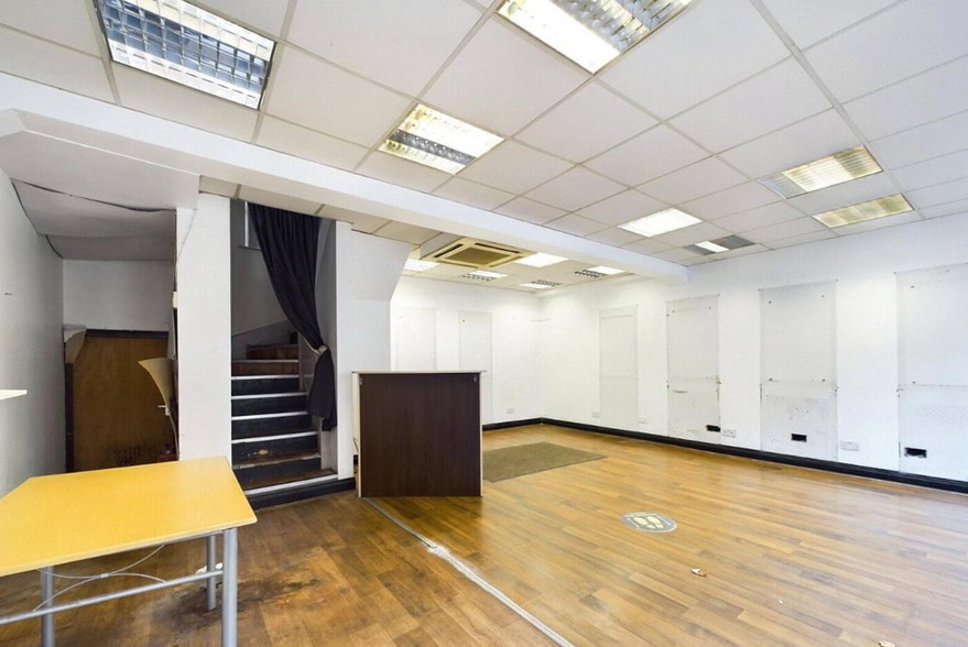 27 Mill St, Newry to rent - Interior Photo - Image 2 of 5