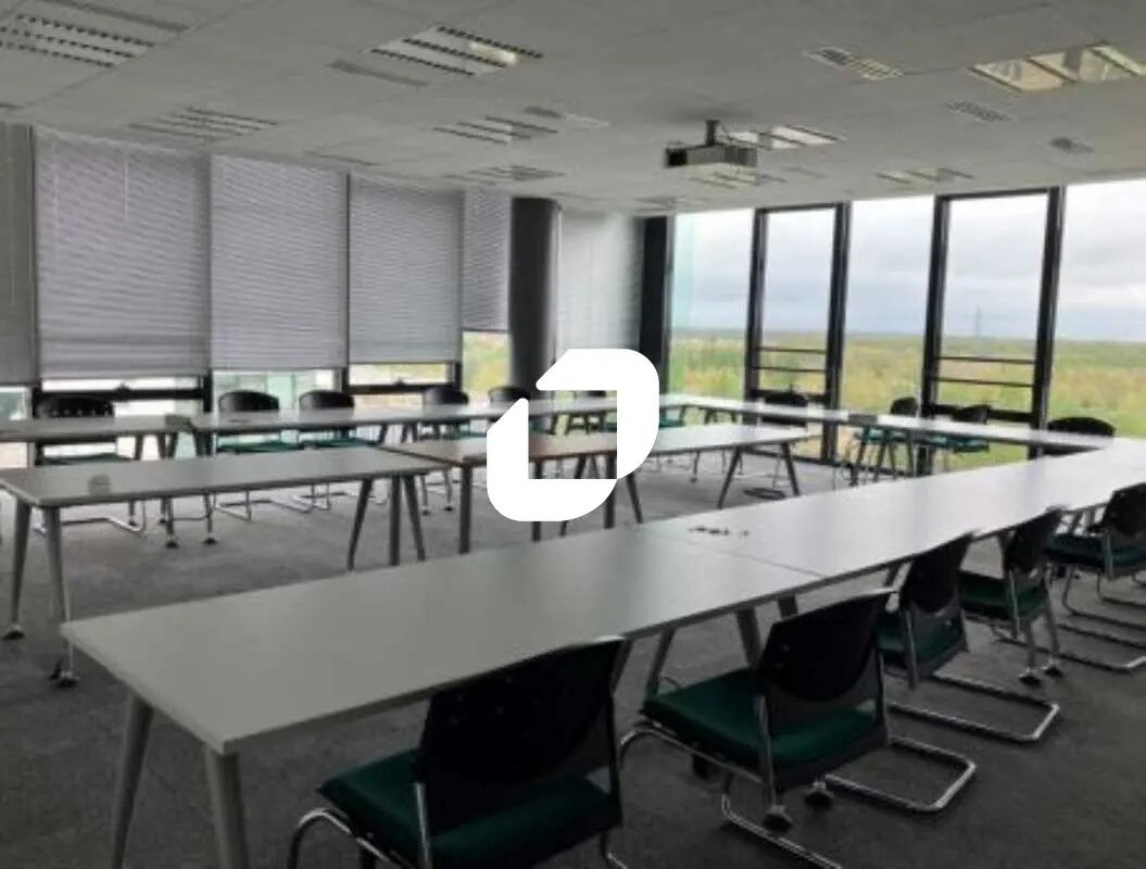 Office in Montigny-le-Bretonneux to rent Interior Photo- Image 1 of 2