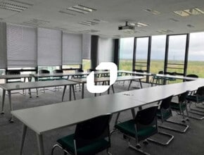 Office in Montigny-le-Bretonneux to rent Interior Photo- Image 1 of 2