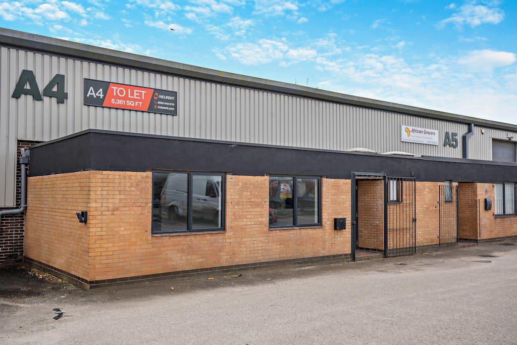 Old Wellington Rd, Manchester to rent Primary Photo- Image 1 of 21