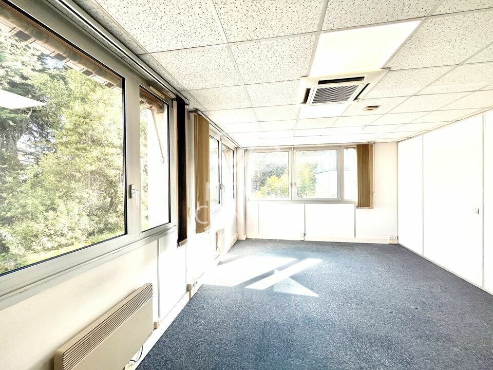 Office in Argenteuil to rent Interior Photo- Image 1 of 7