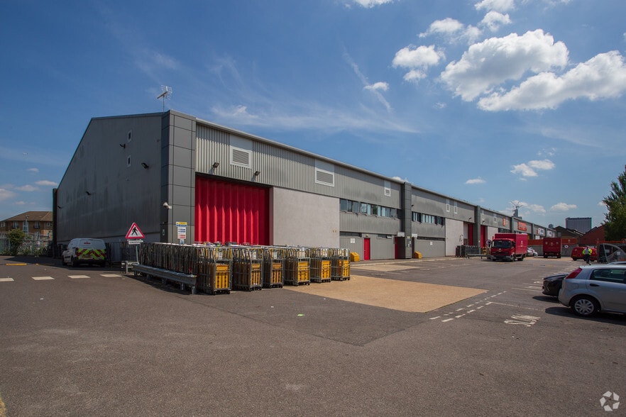 Factory Ln, Croydon to rent - Building Photo - Image 1 of 2