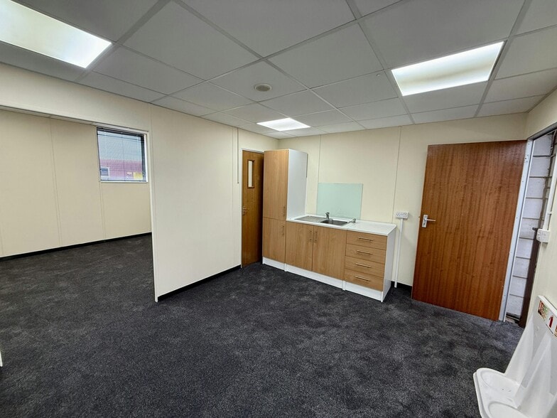 Liberty Clos, Three Legged Cross to rent - Building Photo - Image 3 of 6