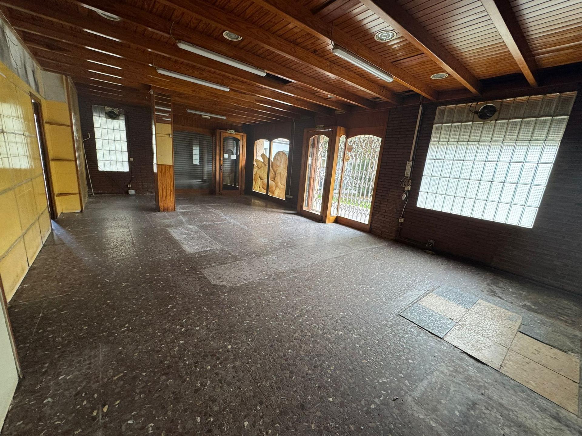 Retail in Cornellà de Llobregat, Barcelona to rent Interior Photo- Image 1 of 9