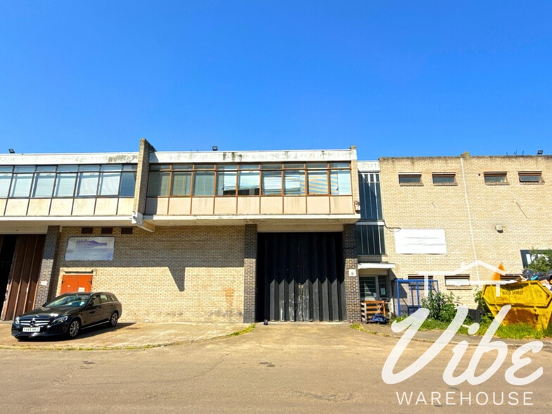 Felixstowe Rd, London to rent - Building Photo - Image 2 of 10