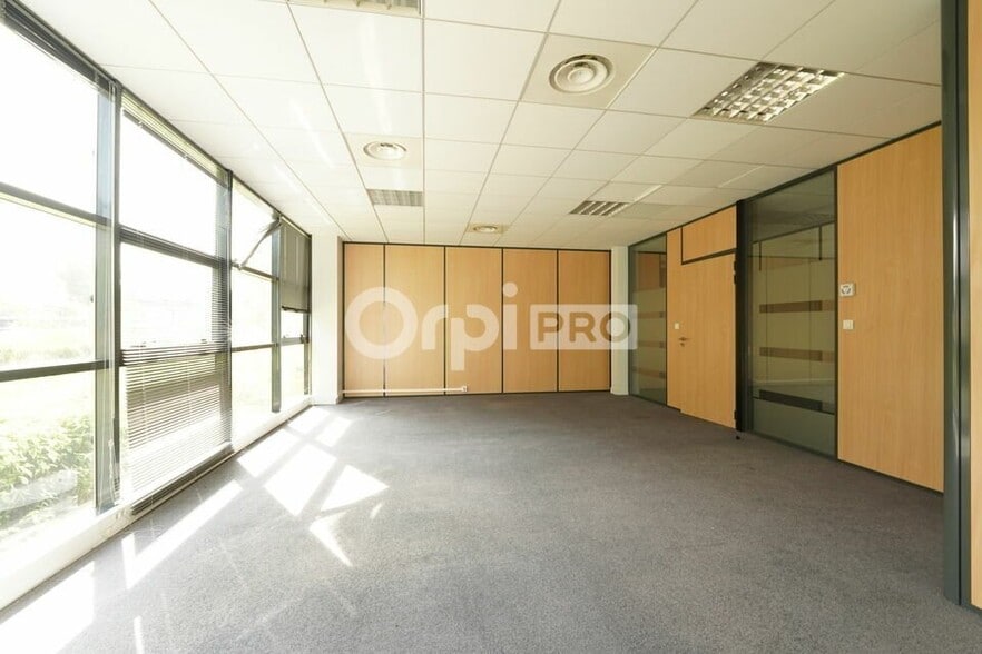 117 Allée Des Parcs, Saint-Priest to rent - Interior Photo - Image 1 of 24