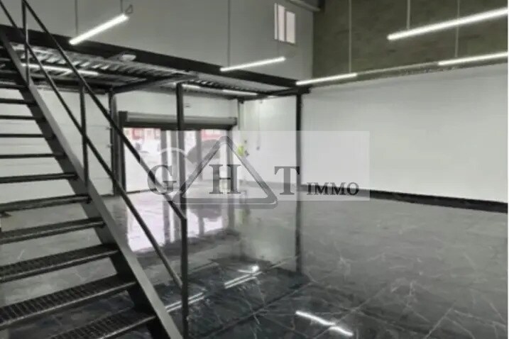 Industrial in Villeneuve-la-Garenne to rent - Interior Photo - Image 2 of 2