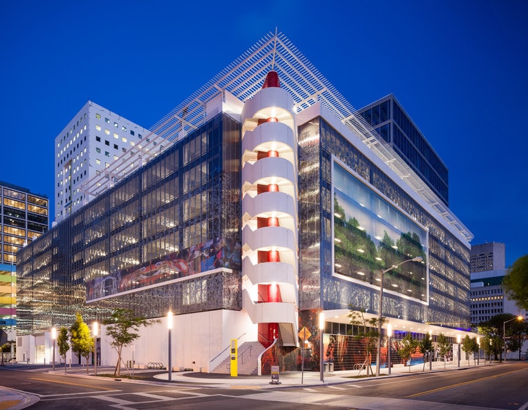 161 NW 6th St, Miami, FL to rent - Building Photo - Image 3 of 10