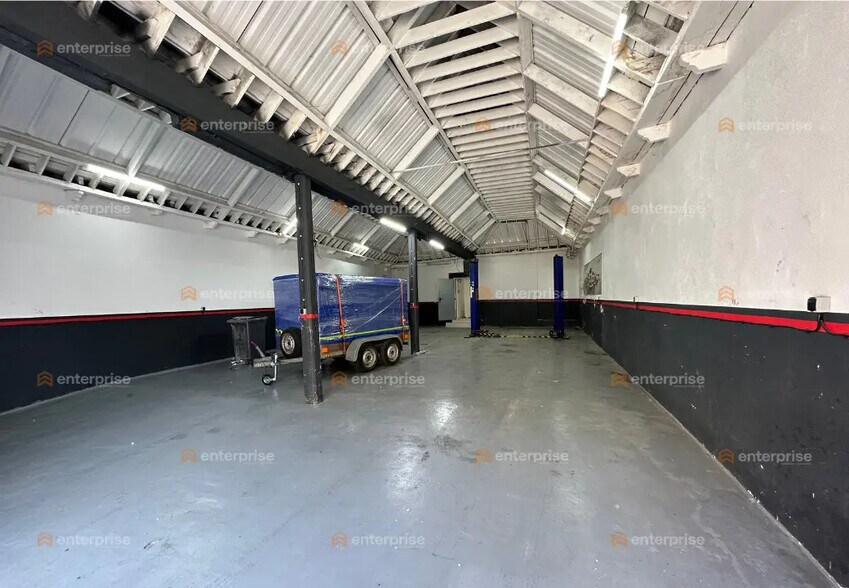 Light Industrial in Roubaix to rent - Interior Photo - Image 2 of 4