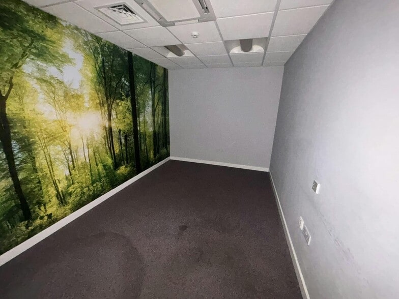 377-387 London Rd, Portsmouth to rent - Building Photo - Image 3 of 12