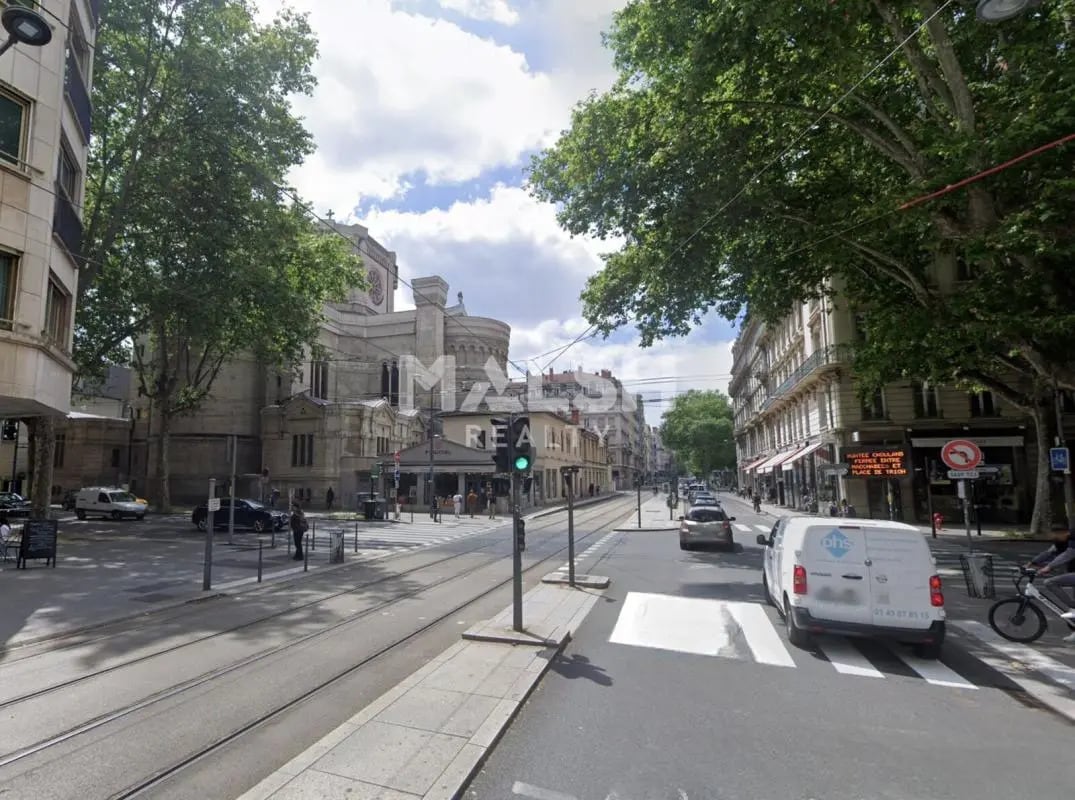 Retail in Lyon to rent Building Photo- Image 1 of 2