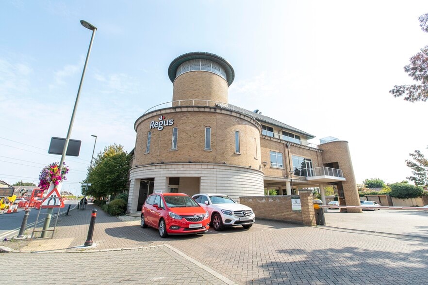 London Rd, Staines to rent - Interior Photo - Image 1 of 10