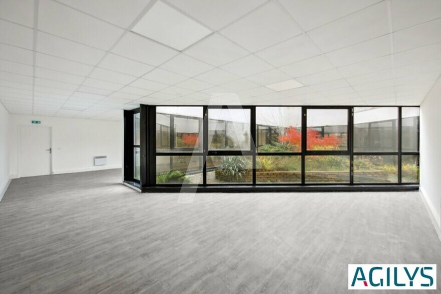 4 Avenue De Norvège, Villebon-sur-Yvette to rent - Interior Photo - Image 2 of 12