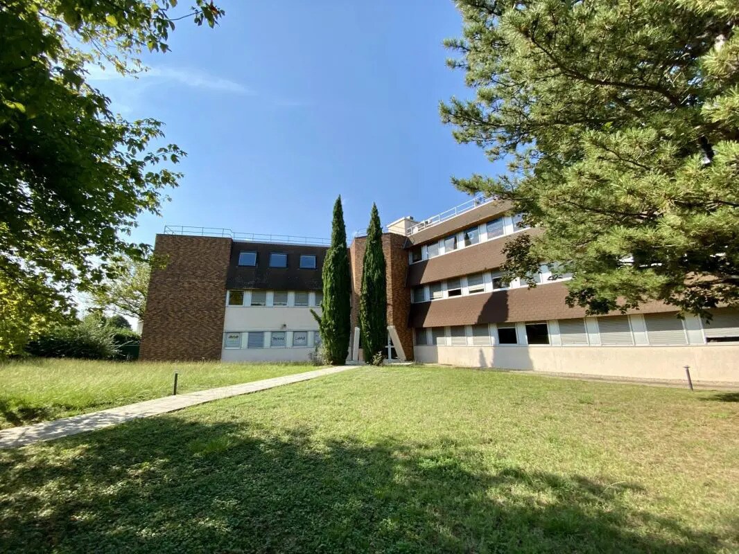 7 Rue Maryse Bastié, Bron to rent Building Photo- Image 1 of 7