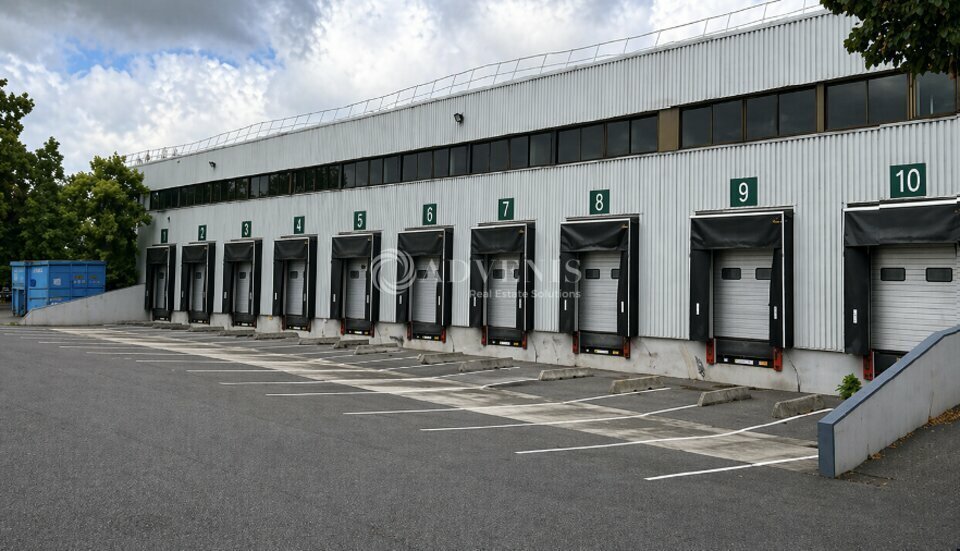 Industrial in Gonesse to rent - Building Photo - Image 1 of 5