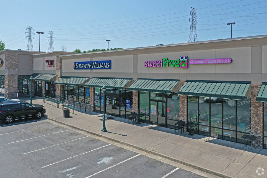 1075 Hanes Mall Blvd, Winston-Salem, NC for rent - Building Photo - Image 3 of 11