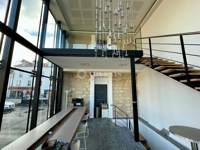 67 Avenue Des Bonshommes, L'Isle-Adam to rent - Interior Photo - Image 3 of 12