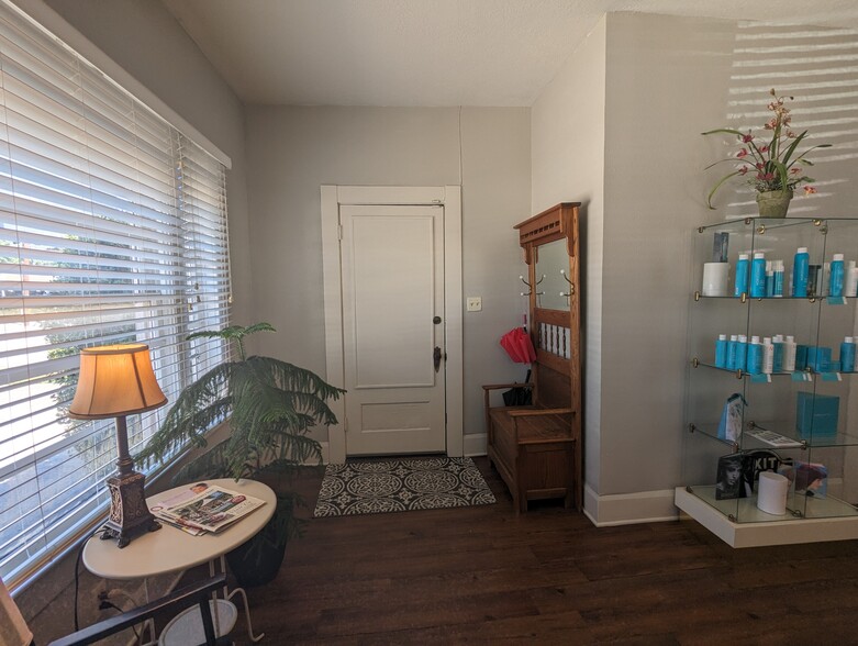 2671 Broadway, Beaumont, TX for sale - Interior Photo - Image 2 of 29