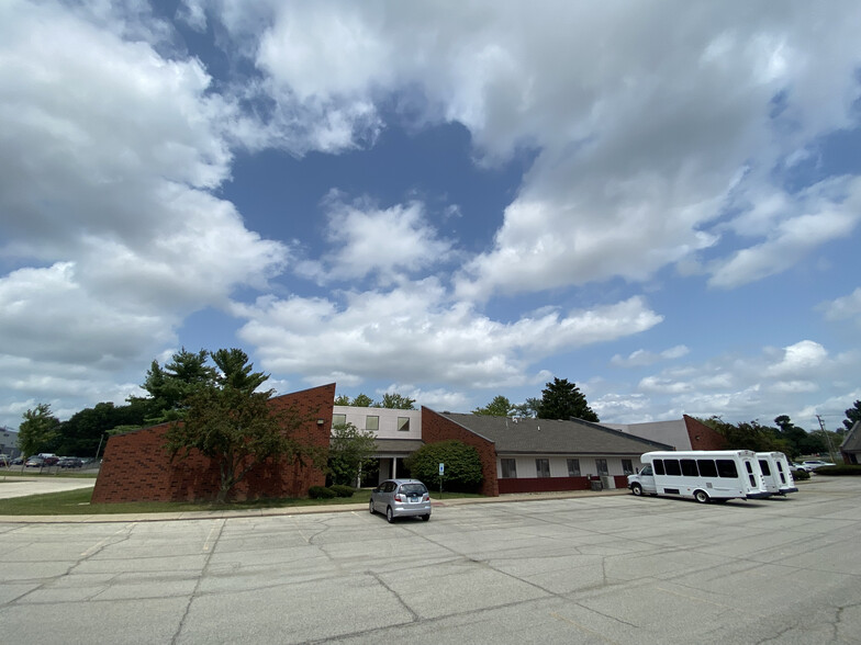 2005-2007 Round Barn Rd, Champaign, IL for sale - Building Photo - Image 1 of 1