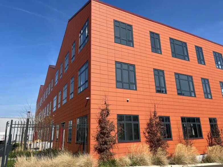 Light Industrial in Argenteuil to rent - Building Photo - Image 1 of 18