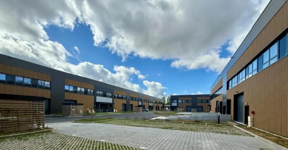 8 Rue Denis Papin, Trappes to rent - Building Photo - Image 3 of 8