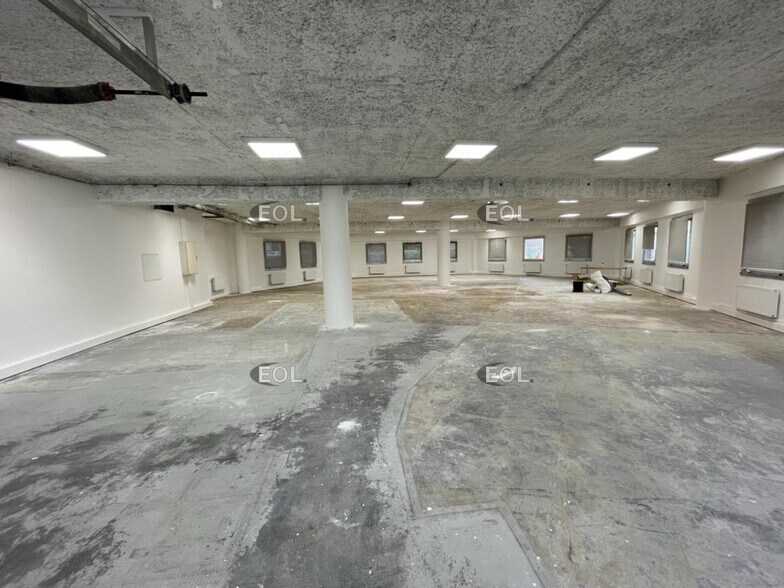 Light Industrial in Nanterre to rent - Interior Photo - Image 3 of 6