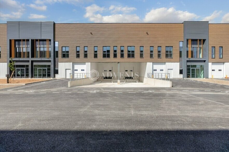 9 Avenue Jeanne Garnerin, Wissous to rent - Building Photo - Image 2 of 8
