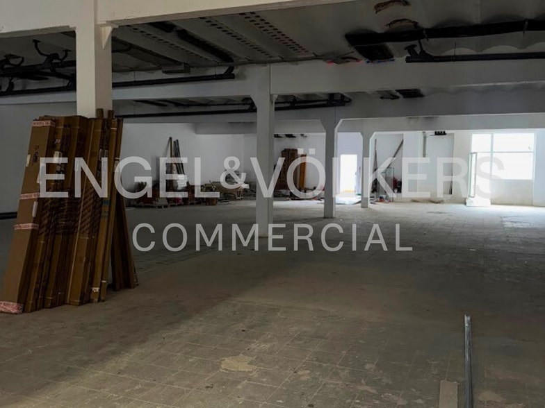 Retail in Madrid, Madrid to rent - Building Photo - Image 2 of 2