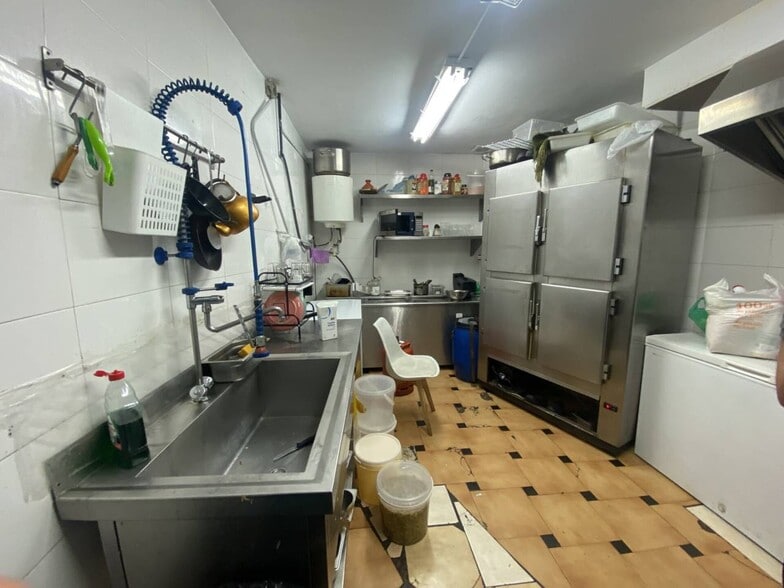 Retail in Barcelona, Barcelona to rent - Interior Photo - Image 2 of 4