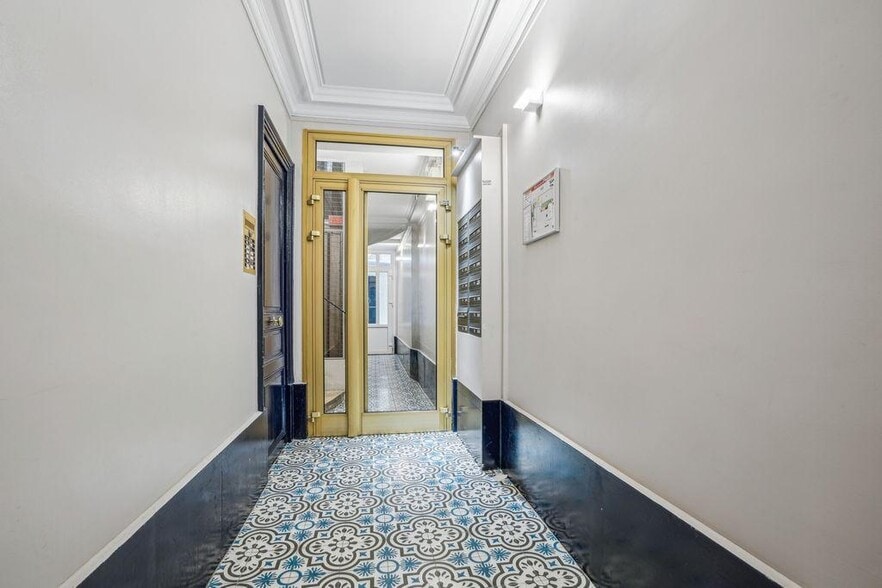 Retail in Paris for sale - Lobby - Image 3 of 19