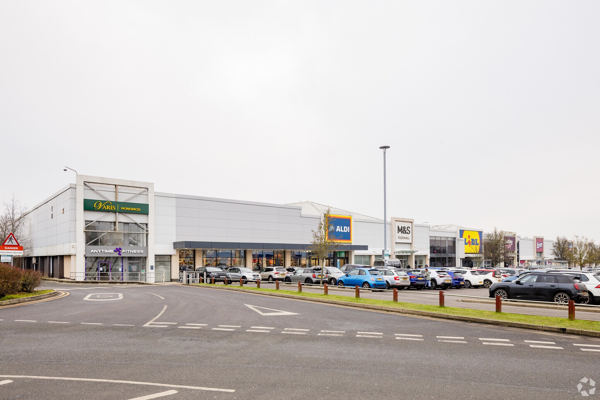 Theobald St, Borehamwood to rent Building Photo- Image 1 of 4