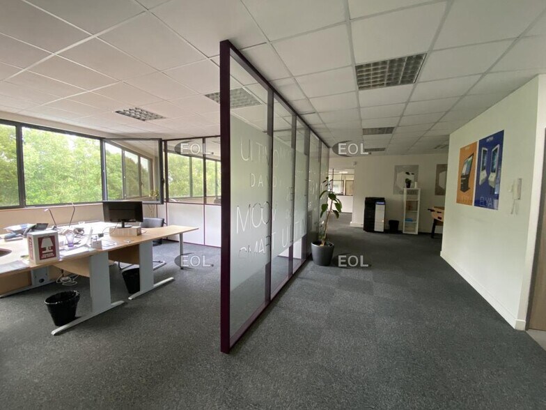 Industrial in Lieusaint to rent - Building Photo - Image 3 of 5