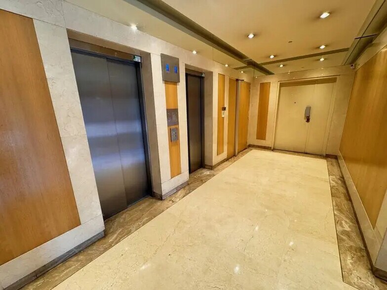 Office in Paris for sale - Lobby - Image 2 of 8