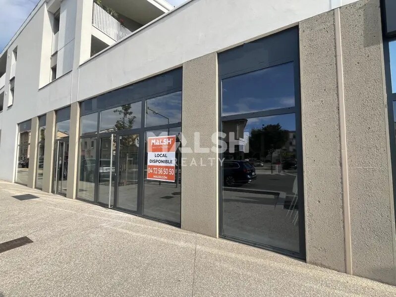Retail in Saint-Laurent-de-Mure to rent Building Photo- Image 1 of 6