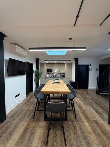 5 Crown Passage, Kingston Upon Thames to rent - Building Photo - Image 1 of 11