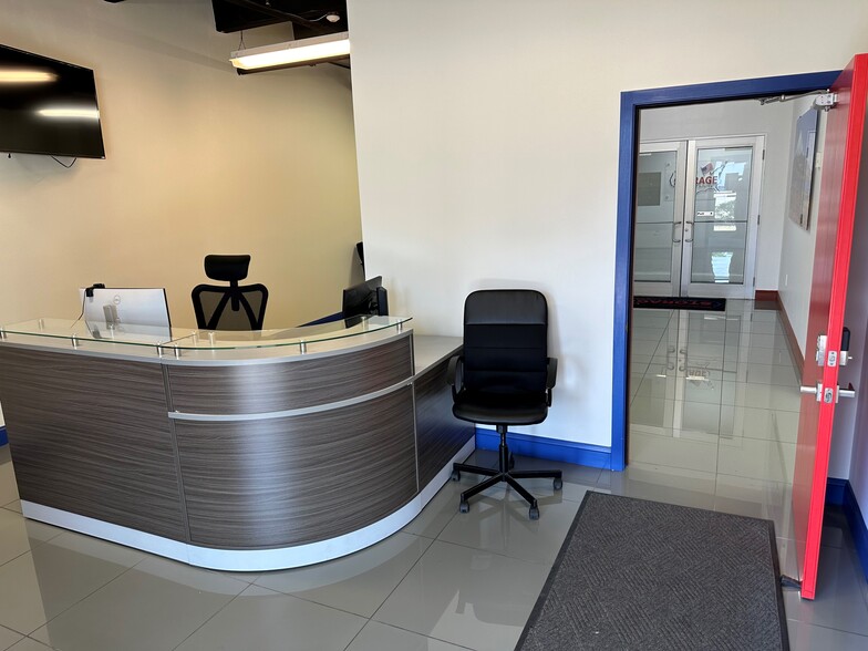 1000 W Pembroke Rd, Hallandale Beach, FL for rent - Lobby - Image 3 of 6